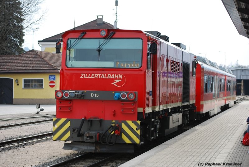 Egal, ob vor schweren Holzz�gen, oder im Wendezugdienst, die Lupo der Zillertalbahn ist ein Allrounder. Hier die 2007 von Gmeinder gelieferte D15 am 05.04.09 in Jenbach.