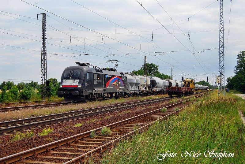 EGP ES 64 U2-002 mit DGS 59369 Neustrelitz Hbf. - Deuna passiert den Bahnhof von Saarmund (23.06.09) 
