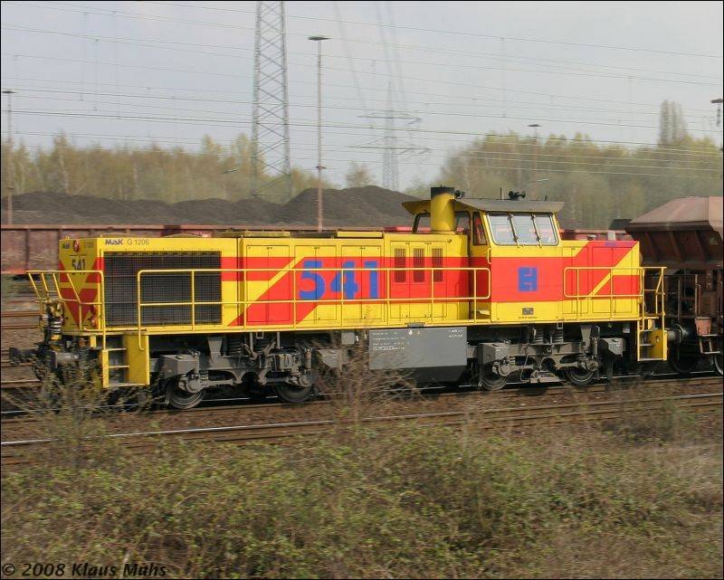 EH 541(MaK G1206 der Eisenbahn und Hfen Duisburg) hat den Gbf. Gelsenkirche-Bismarck in Richtung Oberhausen/Duisburg durchfahren. 10.04.2008