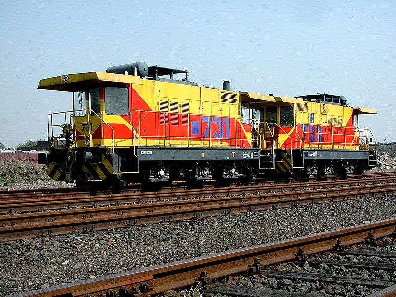 E+H 731 und 732 stehen in Duisburg Duissern. Zwei relativ seltene Loks aus dem Hause Henschel vom Typ DHG 700C.
