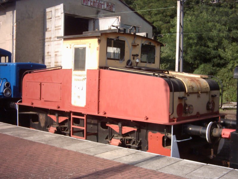 Ehem. Lok der Strausberger Strassenbahn. Ihres Stromabnehmers beraubt sieht sie etwas nackt aus. Die Lok steht zur Aufarbeitung in Buckow (M�rk. Schweiz)