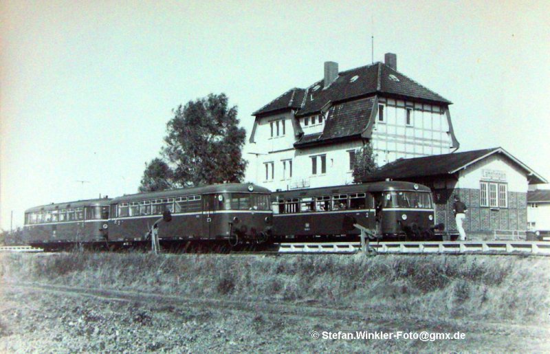 ehem. Strecke Celle - Gifhorn Stadt. Aufgenommen so weit erinnerlich 1981. Ich bin in einem der Zge mitgefahren. In Langlingen war Zugkreuzung. Zum Glck durfte ich nach Absprache dieses Bildnis machen, der Spurt zurck zum Zug war Ehrensache. Ausserdem wollte ich ja auch mit....

Aus meiner umfangreichen Sammlung selbsterlegter Motive....