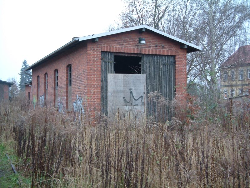 Ehemailger Triebwagenschuppen im Bahnhof Kyritz. Hier stand das Kyritzer Schweineschnuzchen VT 133 525 bis zu seiner Aussonderung 1969. Aufgenommen am 21. Dezember 2004