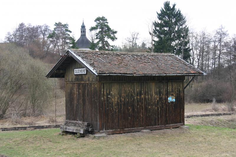 Ehemalige Bahnlinie Waidhofen/Thaya-Slavonice: Hier die noch recht gut erhaltene Haltestelle Gilgenberg. (17.4.2006)