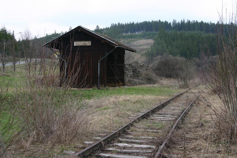 Ehemalige Bahnlinie Waidhofen/Thaya-Slavonice: Hier die Überreste der Haltestelle Gilgenberg, Blick Richtung Tschechien. (17.4.2006)