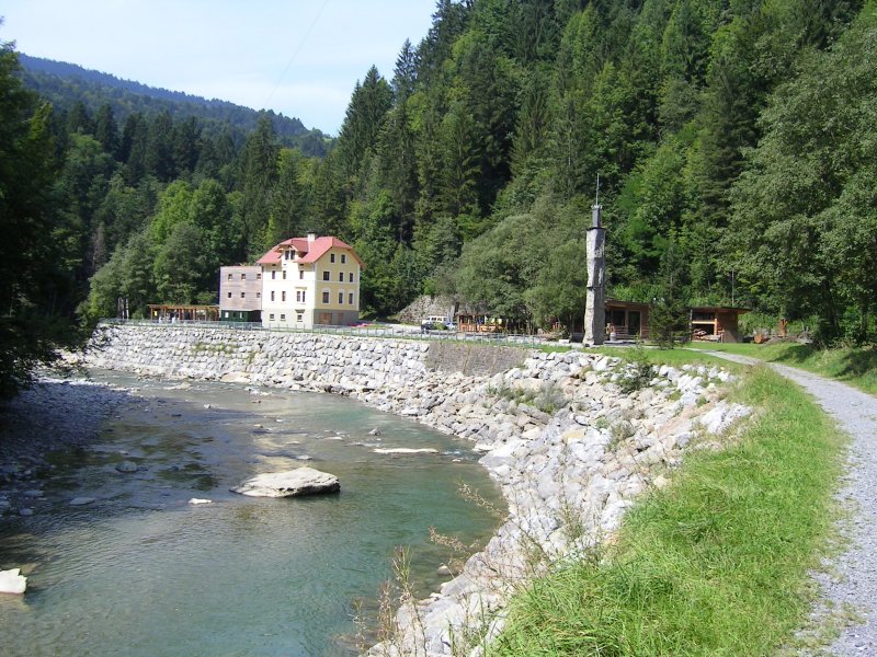 ehemalige Bregenzerwaldbahn, Bahnhof Lingenau-Hittisau bei km 20,7. Bitte beachten sie das Foto von Herrn Herbert Graf in der selben Kategorie, welches genau von der selben Position 1975, vemutlich aus dem fahrenden Zug fotografiert wurde. Der Bahnhof wurde Ende der 70er Jahre abgerissen. Das nett hergerichtete Geb�ude ist die ehemalige  Bahnhofsrestauration Vorderwald . An der Stelle des Bahnhofes befindet sich heute ein  Outdoor -Unternehmen, welches u.a. Raftingtouren auf der Bregenzerach anbietet.