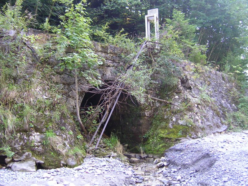 ehemalige Bregenzerwaldbahn. Dieses Bild zeigt einen Wasserdurchlass unter der Trasse, wie es sehr viele auf der Strecke gibt. Position ca. bei km 16,5. Die Durchlsse sind alle aus handgeschlagenen Steinen im Jahre 1900-1902 errichtet worden. Ich hoffe man erkennt den mhsam errichteten Rundbogen, an sich ein Kunstwerk !Die Gesamte Trasse wurde meist von italienischen Arbeitern aus dem Trentino gebaut.
