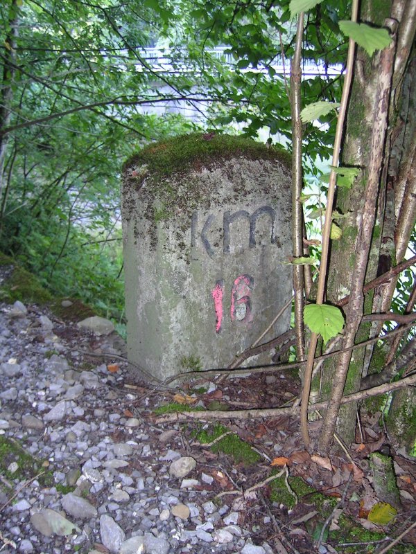 ehemalige Bregenzerwaldbahn. Kilometerstein 16,0. Es ist einer der wenigen Steine, die an der Strecke noch stehen. Souvenierjnger haben sich die Steine in den letzten 25 Jahre geholt.