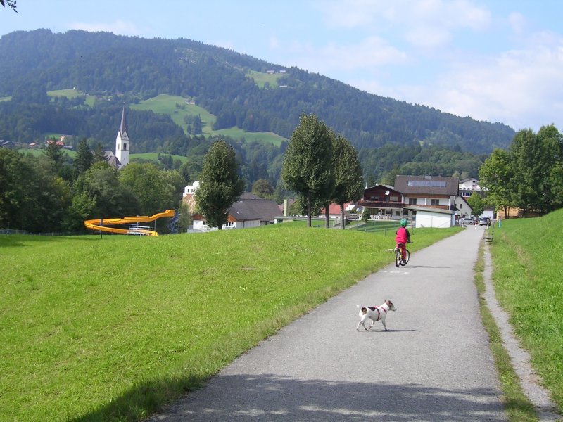 ehemalige Bregenzerwaldbahn, km 23,8 Gemeindegebiet von Egg in Fahrtrichtung Bregenz. An dieser Stelle ist die Bahntrasse seit Jahren zu einem Radweg ausgebaut, der bis in den hinteren Bregenzerwald fhrt. Ca. 300 m nach vor befand sich der Egger Bahnhof. An seiner Stelle wurde vor ca. 10 Jahren das Impulszentrum Egg gebaut. Es ist die einzige Stelle zwischen km 5 und km 28, an der die Bahntrasse in den letzten 25 Jahren seit Stilllegung berbaut wurde.