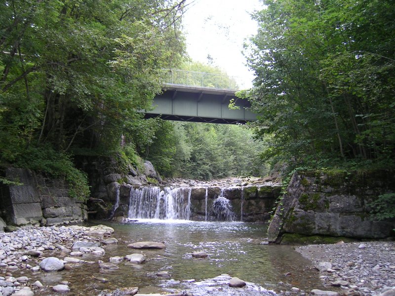 ehemalige Bregenzerwaldbahn, km 24,0. An dieser Stelle berquert die Trasse den Schmittenbach. Die 20 m lange Stahltrgerbrcke wurde mit Betonplatten belegt und mit einem Gelnder versehen.