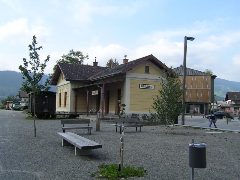 ehemalige Bregenzerwaldbahn, km 26,7. An dieser Stelle befindet sich der Bahnhof Andelsbuch. Ausser den Bahnhfen Bezau und Schwarzenberg an der Museumsbahn existieren sonst nur die Bahnhfe Doren/Sulzberg (siehe anderes Foto in der Rubrik) sowie dieser hier. In Andelsbuch gibt einen Kulturverein  Bahnhof , der den alten Bahnhof mhevoll wunderbar renoviert hat. Im innern befindet sich eine Bar und es gibt dort immer wieder Kulturveranstaltungen. 
