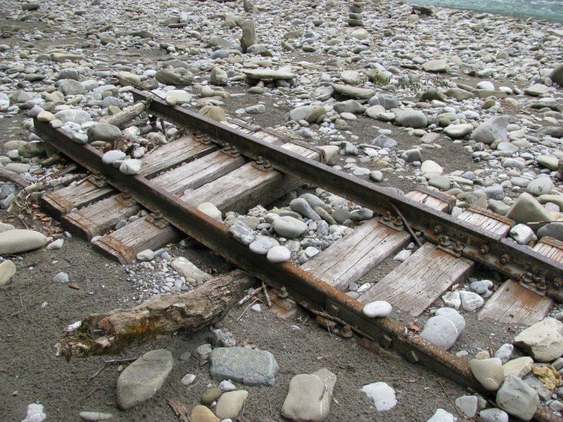 ehemalige Bregenzerwaldbahn, ziemlich genau bei km 12,6. An dieser Stelle gab es im Oktober 1980 einen gewaltigen Hangrutsch, der einen Teil der Gleise in die Bregenzerach schob. Zu diesem Zeitpunkt war der Betrieb auf diesem Streckenabschnitt (Kennelbach-Egg) bereits eingestellt. 
Durch diesen Erdrutsch wurde die Warscheinlichkeit, da die Bahn damals nochmals in Betrieb htte gehen knnen, weiter minimiert........

Hier befindet sich ein ca. 20m langes Originalgleisstck im Bachbett der Bregenzerache. Im Achtal gab es auch whrend des Bahnbetriebes immer wieder beachtliche Schden durch Hochwasser und Erdrutsche. 