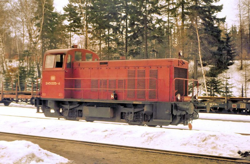 Ehemalige Diesellok der Saarlandeisenbahn nach der Eingliederung des Saarlandes in die Bundesrepublick wurden diese 10 Loks bei der Bundesbahn unter der BR 45 (245) eingeordnet sie taten in verschiedenen Ausbesserungswerken hier in Witten Dienst.Bild in den 60er Jahren entstanden