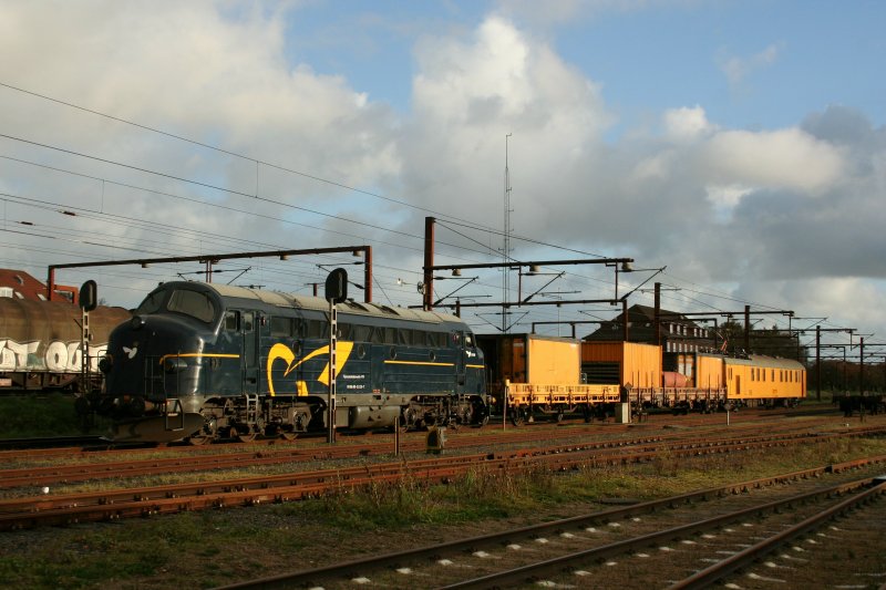 Ehemalige DSB MY 1135 jetzt als Versuchsanstallt DSB Material, 80 86 00 - 21 135-7 im Einsatz.
Padborg,am 17.10.2008.
