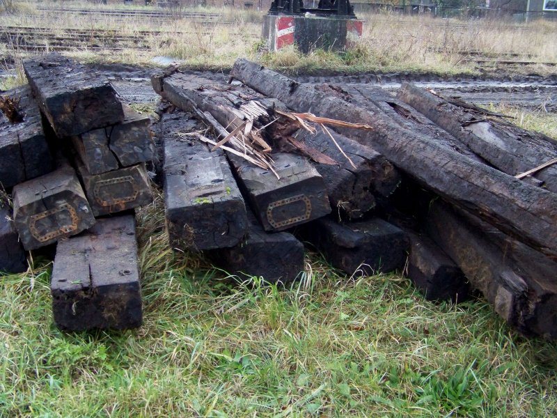 Ehemalige Holzschwellen (Danke Manfred...) aus Lbbenau wurden ausgetauscht und liegen jetzt herum. Lbbenau/Sprewald den 06.12.2008
