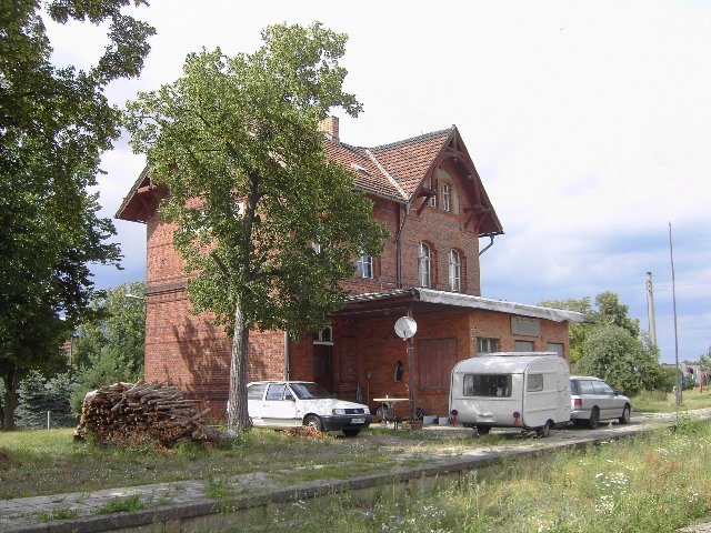 ehemaliger Bahnhof Briesnig.  Zustand 23.06.2007. 