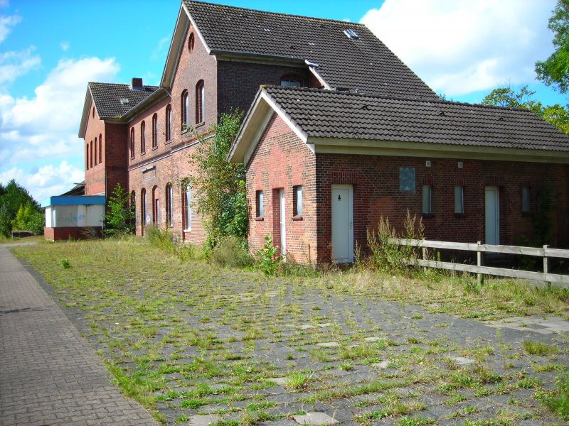 ehemaliger Bahnhof von Essens (Ostfriesland)im sommer 2007, der neue Endhaltepunkt liegt im rcken von mir vor der strae um einen Bahnbergang einzusparren