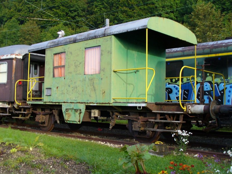 Ehemaliger SBB oder BLS Zugsbegleitwagen ( SPUTNIK ) mit Betriebsnummer X 573 in Le Locle am 07.09.2007
