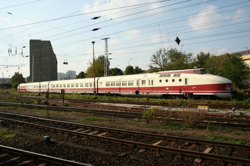Ehemaliger Schnelltriebzug der DR 175 015-7 abgestellt am 28.9.2008 in Berlin Lichtenberg.