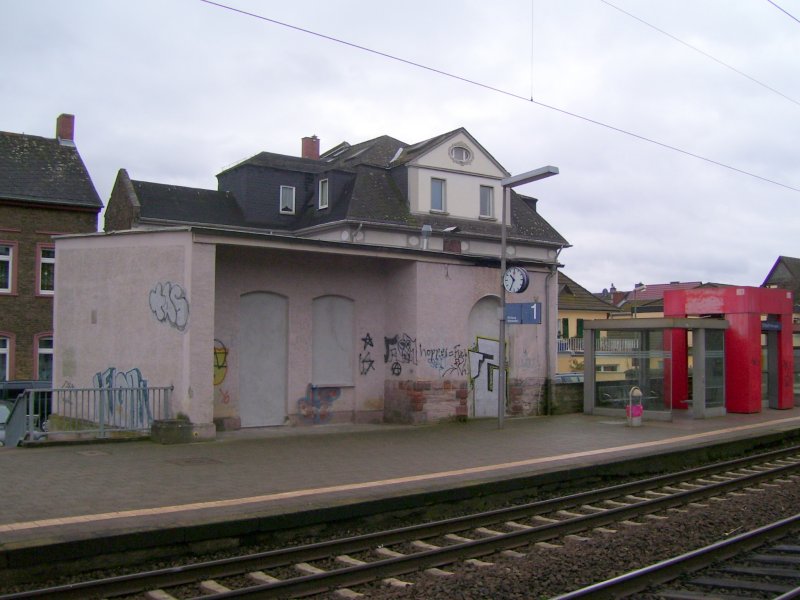 Ehemaliges Bahnhofsgebude des Erbacher Bahnhofs. Es beherbergt jetzt ein Pizzalieferdienst; 16.01.2008