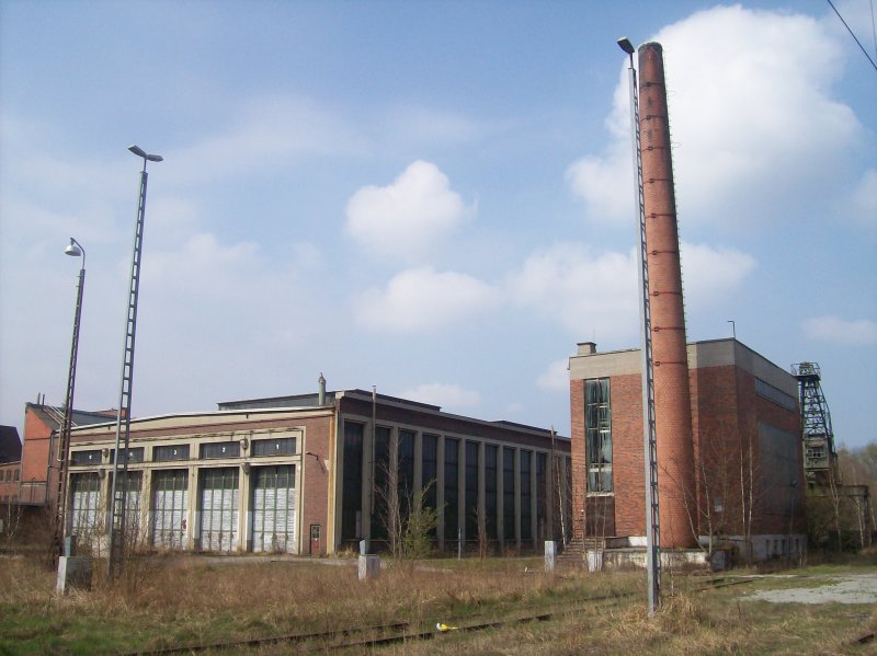 Ehemaliges Bw Rosenheim mit Heizerhaus und dahinter der Bekohlungskran. Aufgenommen am 08.04.07.