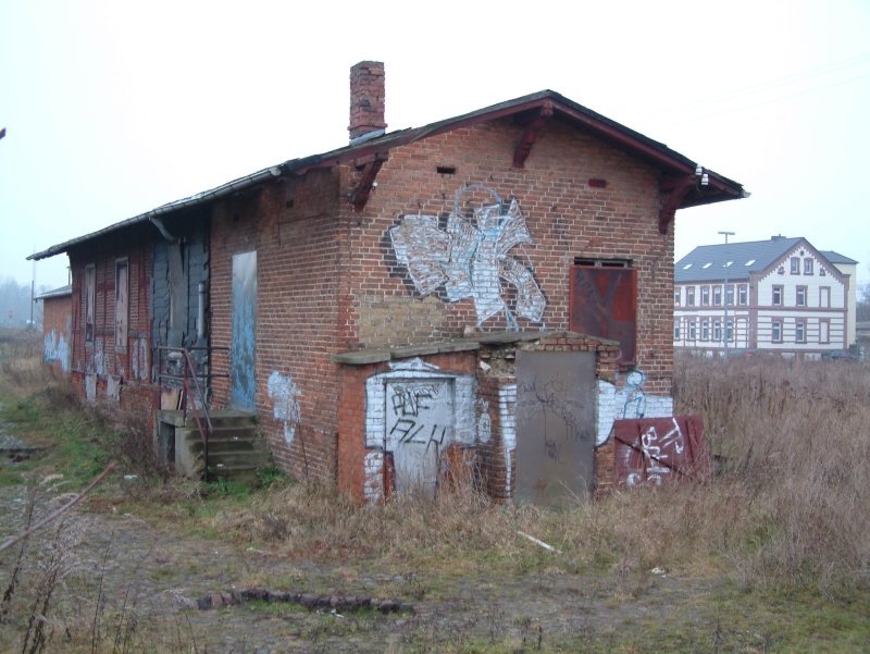 Ehemaliges Dienstgeb�ude des Pollo im Bahnhof Kyritz. Aufgenommen am 21. Dezember 2004