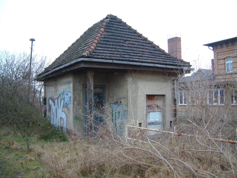 Ehemaliges Empfangsgebude des Pollo im Bahnhof Kyritz. Aufgenommen am 21. Dezember 2004