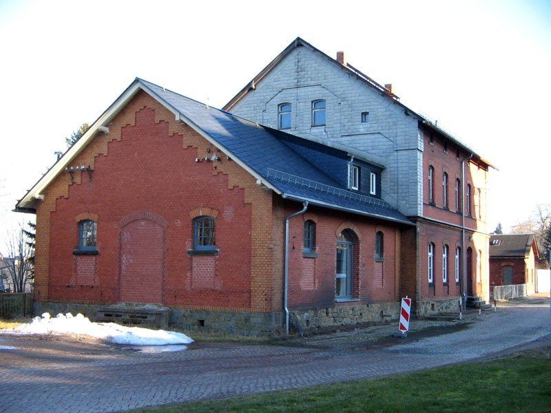 Ehemaliges Empfangsgebude (Straenseite) des Endbahnhofs Frauenstein an der stillgelegten Schmalspurstrecke von Klingenberg-Colmnitz, 18.02.07