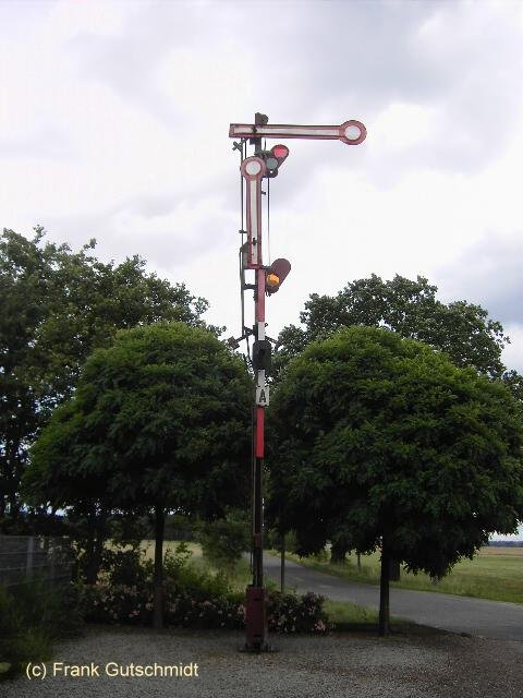 ehemaliges Signal aus dem Bahnhof Briesnig, Standort am ehemaligen Haltepunkt Mulknitz. Zustand 23.06.2007. 