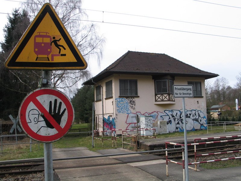 Ehemaliges Stellwerk von Moidentin mit Privat�bergang f�r Berechtigte Personen. Strecke Bad Kleinen - Wismar. 26.03.2009