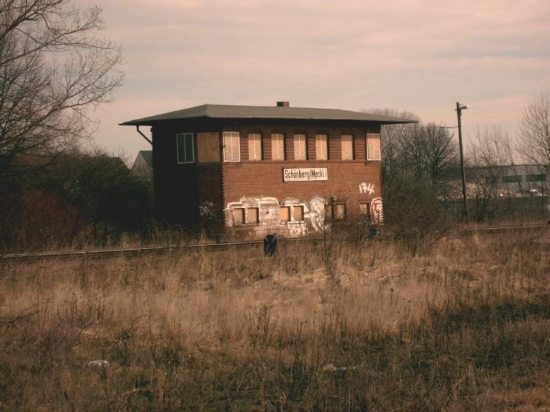 eheml. Stellwerk in Sch�nberg (jetzt vernagelt,April 2006)
<a href= http://staedte.kaposo.de  target= _blank ><img src= http://www.bahnbilder.de/counter/counter_new.php?key=153181117  alt= St&auml;dte auf Kaposo  title= St&auml;dte auf Kaposo  border= 0  /></a>