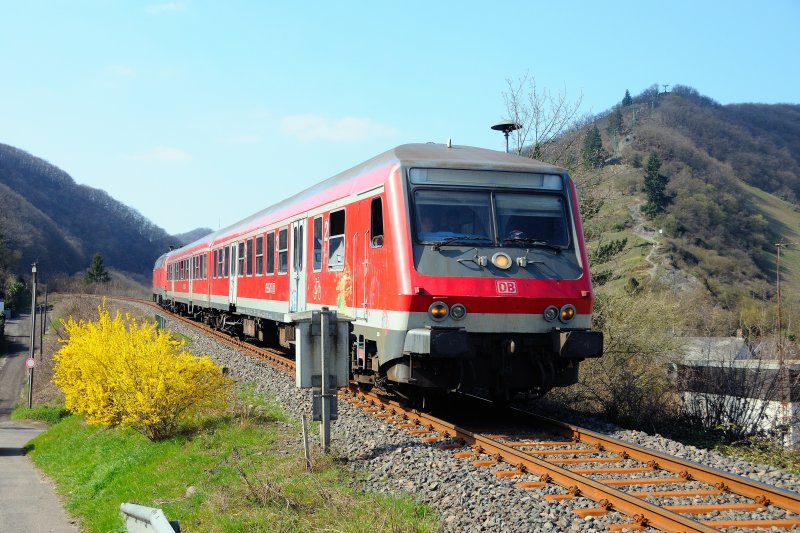 Eher die Ausnahme: Steuerwagen voraus bremst sich die Regionalbahn mit 2 !! Wagen den letzten Abschnitt, von Buchholz kommend, nach Boppard hinunter. Nebenher kann man locker Blumen pflcken...