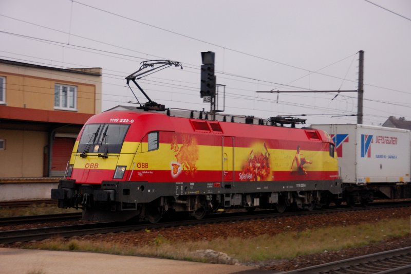 Eher selten: Der  Spanier  (1116 232-8) in Gterzugdiensten. Amstetten in Niedersterreich im November 2008.