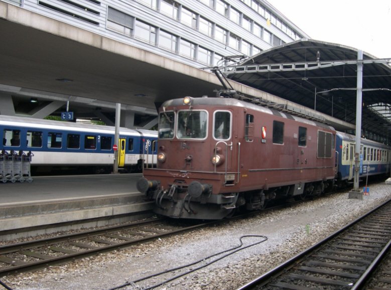 Eher seltene Gste in Luzern sind die Loks der BLS-Reihe Re 4/4. Hier steht Nummer 194, die auf den Namen  Thun  hrt am 10.05.06 im Bahnhof von Luzern.