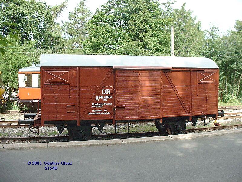 Eichfahrzeug-Beiwagen am 22.06.2003 in der Bergstation Lichtenhain. Ob es nur ein Museumswagen ist (DR-Beschriftung?) oder ob er tatschlich noch fr Lastprffahrten der Seilbahn verwendet wird, ist mir unbekannt.