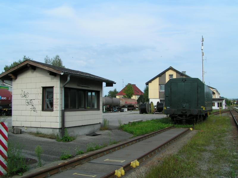 Eichwagen 972 7 001-6 vor dem Waagehuschen am Bhf. RIED i.I.