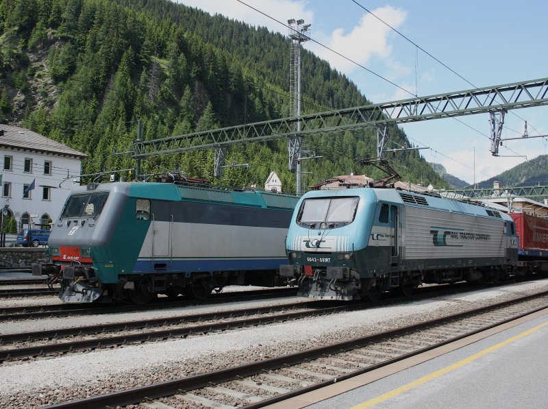 Eie EU 43 001 und die E 405 027 am 11.06.2009 im Bahnhof Brenner.