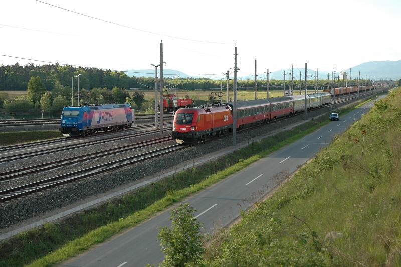 Eigendlich h�tte 1016 023 (Koyotolackierung) den IC 159 von Wien nach Zagreb am 11.5.2005 bespannen sollen. Leider war dem nicht so. Hier 1016 033 bei der Durchfahrt mit dem IC 159 am 11.5.2005 in Graz-Kalsdorf

Links im Bild: LTE 185 528