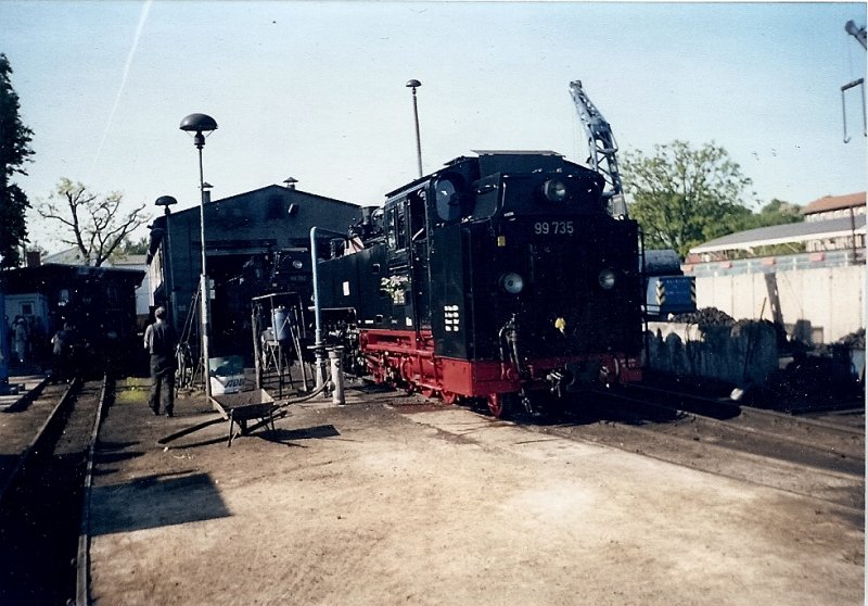 Eigentlich ist die 99 (1)735 in Zittau Zuhause doch fr ein paar Tage gab Sie im Juni 2003 ein kurzes Gastspiel an der Ostseekste.Hier stand Sie beim Wassernehmen in der Einsatzstelle Putbus.