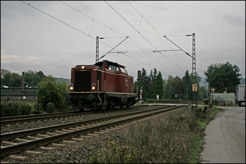 Eigentlich auf dem Weg nachhause kommt die V100 2335 der NeSA Richtung Hagen vorbeigefahren. (03.10.07)
