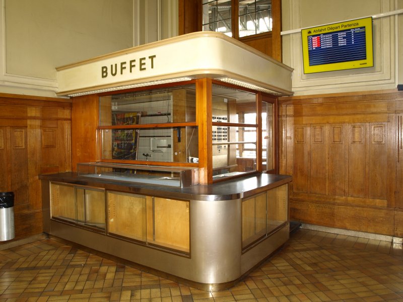 Eigentlich ist das der Bahnhof  Basel SNCF  und nicht  Basel SBB . Hier zu sehen, das historische, wenngleich leicht verkommene Kiosk in der groen Wartehalle. Fotografiert am 6. Juli 2008.