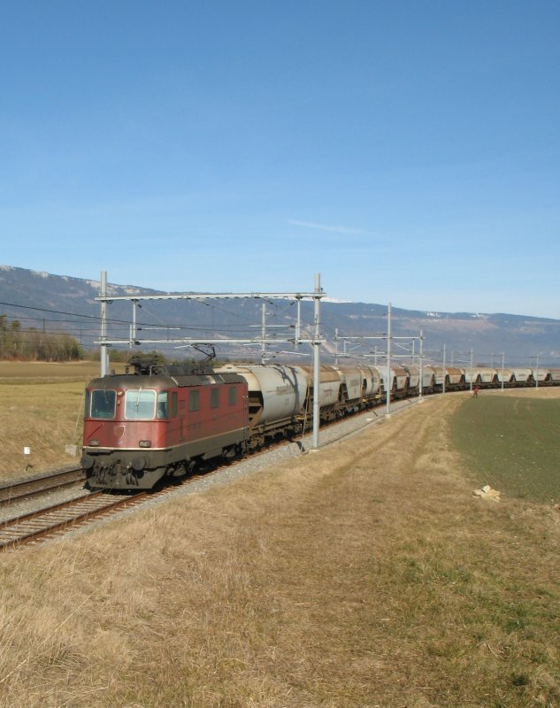 Eigentlich begleitete ich Stefan um einige Landschaftsfotos zu machen. Dabei begegnete mir dann dieser Getreidegterzug. Der kleine rote Punkt rechts im Bild ist brigens Stefan.
(28.01.2008)