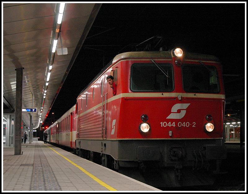 Eigentlich ist es nicht meine Art, solche Bahnsteigfotos zu ver�ffentlichen. In diesem Fall mache ich eine Ausnahme, da es sich dabei um die einzige blutorange 1044 mit kleinen L�ftern handelt. 1044 040 bei der Ankunft in Wien-Meidling mit dem Erlebniszug Ennstal am 1.4.2006