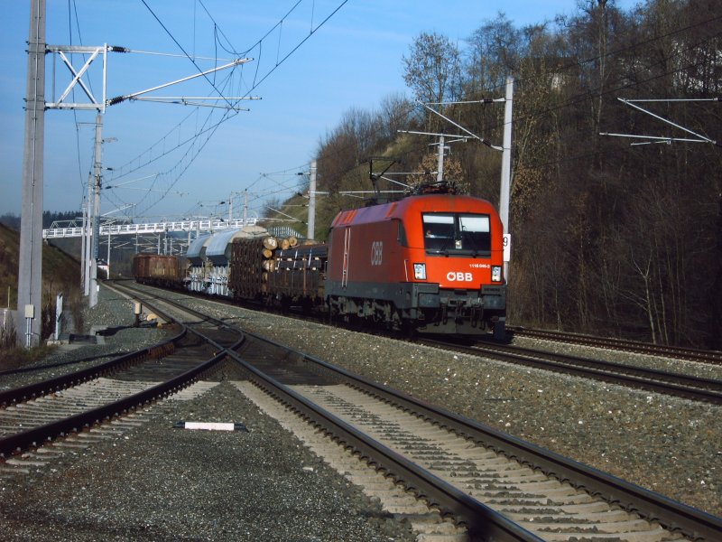 Eigentlich habe ich am 15.12.2006 auf die Bundesheerlok gewartet. Statt dessen  erwischte ich die 1116 046 bei der Durchfahrt mit einem gemischten Gterzug in Wartberg/kr.