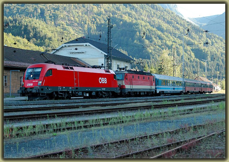 Eigentlich htte 1044 092 alleine den IC 210 „Sava“ (Belgrad-Villach) ab der sterreichischen Grenze bespannen sollen. Warum 1116 158 vorgespannt wurde entzieht sich meiner Kenntnis. Die Aufnahme entstand am 31.8.2006 am Grenzbahnhof zu Slowenien in Rosenbach in Krnten.