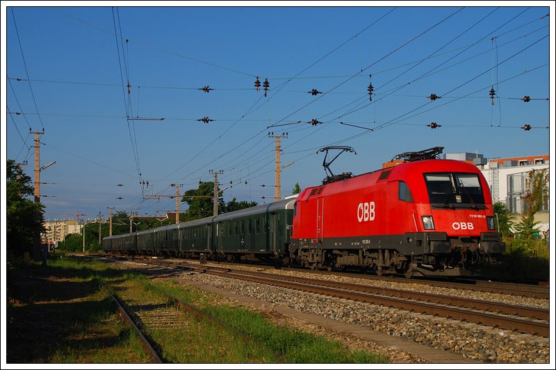Eigentlich htte eine 1142 aus dem Betriebsstand den Sdz D 16352 am 13.6.2009 von Wr. Neustadt nach Wien bringen sollen. Wie auf dem Bild ersichtlich, war der Zug, welcher kurz nach der S-Bahnstation Wien Atzgersdorf-Mauer aufgenommen wurde, mit 1116 081 bespannt. Von Wien bis Linz ging es in weiterer Folge am Zugende des EZ 5918 mit 1141.021 und ab Linz bis Freistadt als Sdz D 16354 weiter.
