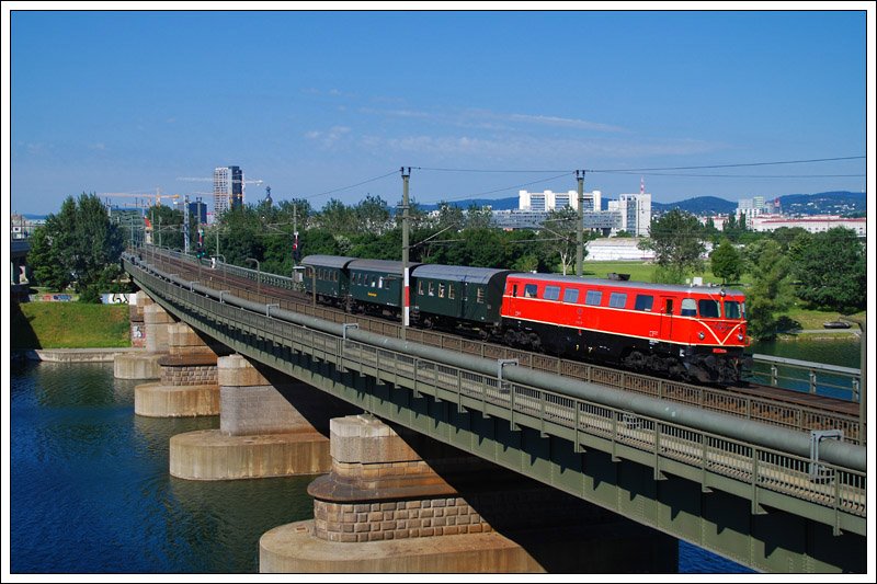 Eigentlich htte die LTE 2170 001 am 13. und 14. Juni 2009 die Sonderzge von Wien nach Ernstbrunn bespannen sollen. Da wegen dem Brand in Senbrunn der Zug ber die Stammstrecke fahren musste, und LTE 2170 001 aus brandschutztechnischen Grnden nicht bei Reisezgen eingesetzt werden darf, bei der Tunnels ber 500 Meter Lnge befahren werden, kam 2050 009 zum  Einsatz. Die Aufnahme entstand im Zuge einer Radtour am 14.6.2009 bei der Querung der Neuen Donau bei der ehemaligen Haltestelle Wien Strandbder. Und JA, ich htte unbedingt etwas tiefer halten sollen.