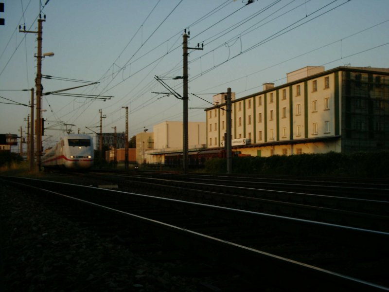 Eigentlich hatte ich dieses Foto vom noch fernen ICE 766 Wien - Innsbruck bereits als  unwrdig  abgelegt, aber nach neuem Durchschauen meiner Bilder fand ich doch Gefallen an dem Foto. [20.07.06]