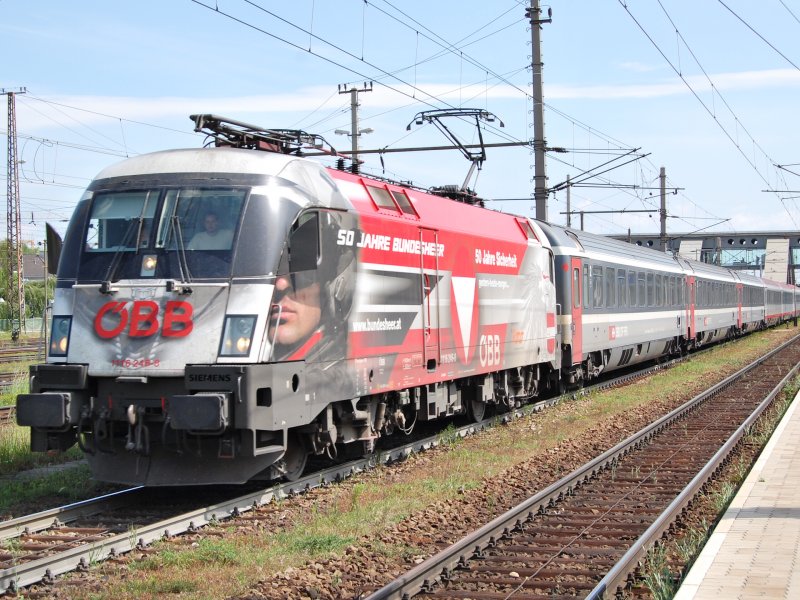 Eigentlich htte an diesem Zug ein Railjettaurus hngen sollen. Aber der Ersatz ist auch ok. Die 1116 246 mit dem EC 162   Transalpin   am 10.05.2007 beim Verlassen des Welser Hbf. 