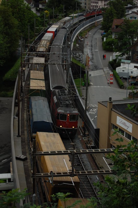 Eigentlich ist mir ja dieses Bild misslungen, aber es hat trotzdem was! Eine Re 4/4 mit einem InterRegio nach locarno bei der Durchfahrt durch Brunnen. 07.06.2008
